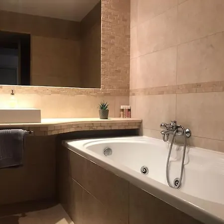 5 Min From Papageorgiou Free Indoor Parking *